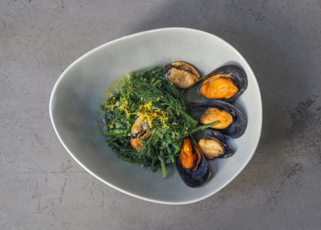 Μύδια φρικασέ με σταμναγκάθι και μάραθο