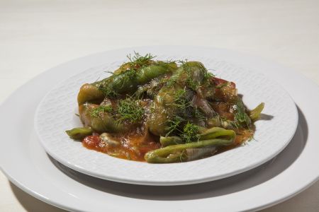 Φρέσκα κουκιά με ντομάτα