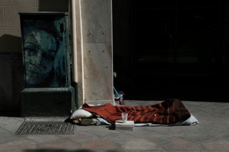 Διαγράφονται τα πρόστιμα σε άστεγους για «άσκοπη μετακίνηση»