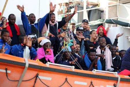 Ιταλία: Κλείνει τα λιμάνια για τους πρόσφυγες