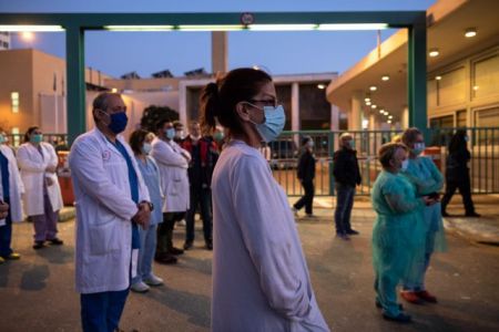 Ελλιπή τα μέτρα προστασίας στα νοσοκομεία – Τι λένε στο MEGA γιατροί και νοσηλευτές