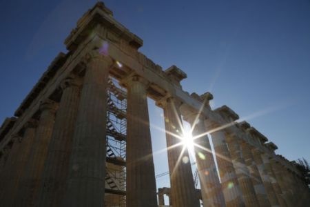 Independent: Πώς η Ελλάδα κατάφερε να κάνει επίπεδη την  καμπύλη του κορωνοϊού