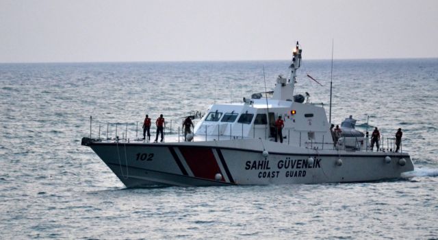 Η στιγμή που τούρκοι λιμενικοί επιτίθενται σε βάρκα με πρόσφυγες