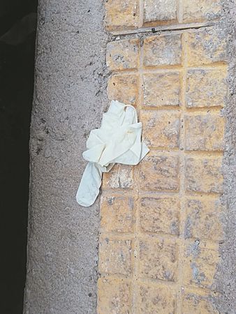 Τι ισχύει τελικά για μάσκες και γάντια : Τα «ναι» και τα «όχι» των ειδικών