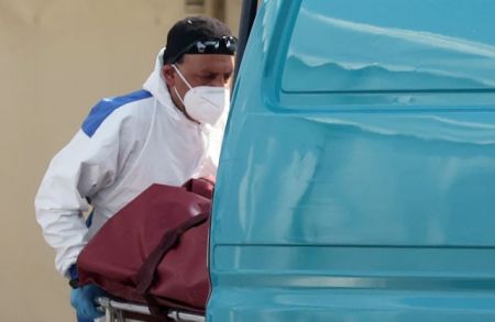 Ο κορωνοϊός μαστίζει την Βρετανία: 917 νέοι θάνατοι σε 24 ώρες