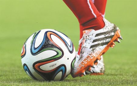 Παίζουν… μπάλα μόνο οι κυβερνήσεις