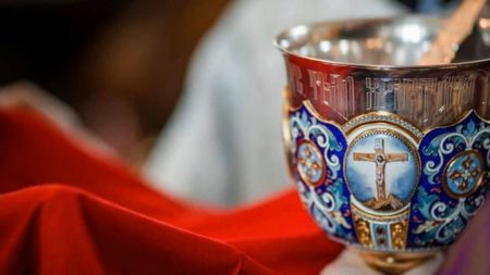 Αναζητείται ο ιερέας που έδωσε Θεία Κοινωνία στο Κουκάκι – Έρευνα και στην Κέρκυρα
