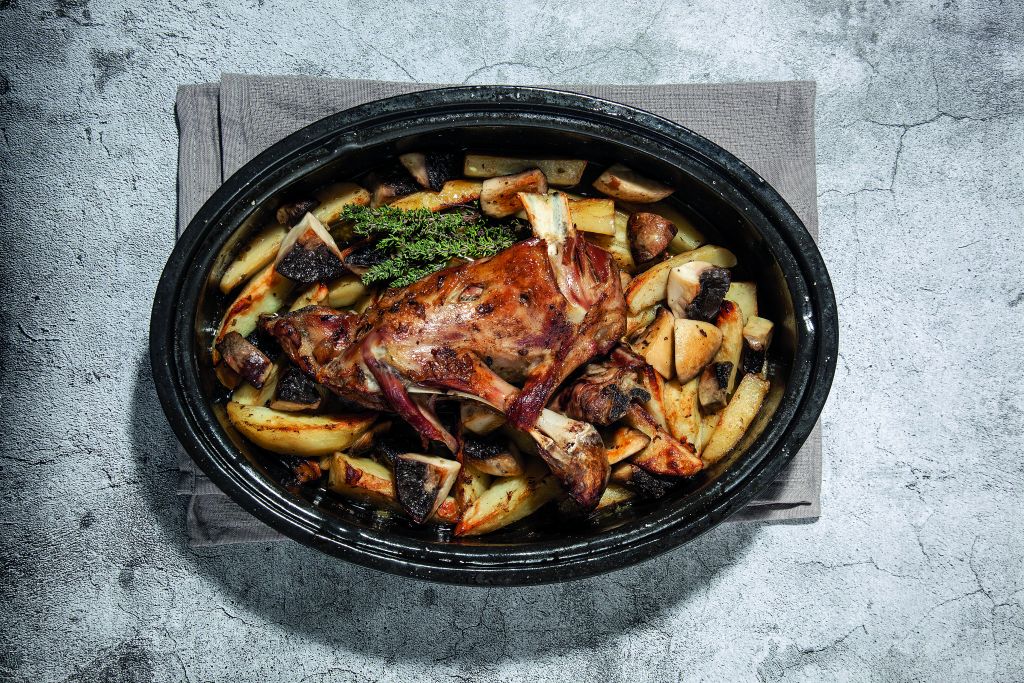 Κατσικάκι στη γάστρα με μανιτάρια και πατάτες