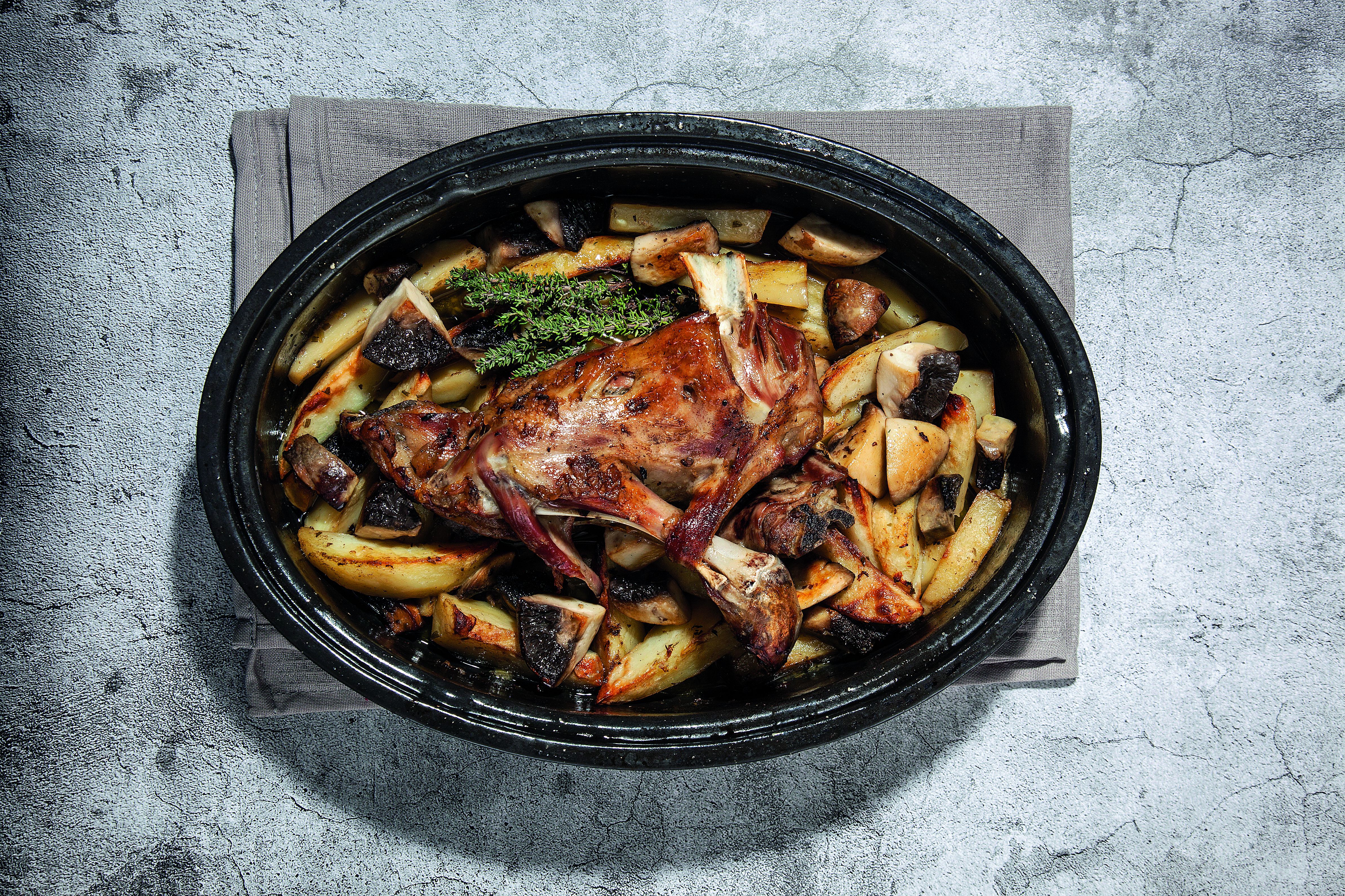 Κατσικάκι στη γάστρα με μανιτάρια και πατάτες