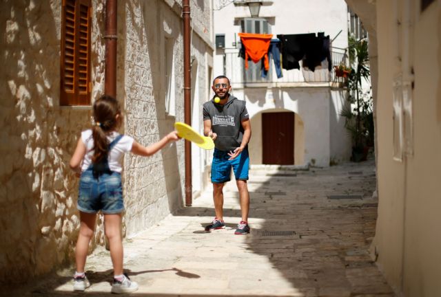 Σταδιακή χαλάρωση των μέτρων στην Ιταλία – Εντονες αντιδράσεις