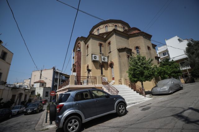 Κουκάκι: Η ανάρτηση του καταζητούμενου ιερέα που κοινώνησε τους πιστούς