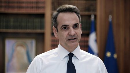 In ‘crucial week’ Mitsotakis braces Greeks for coming economic crisis, outlines measures