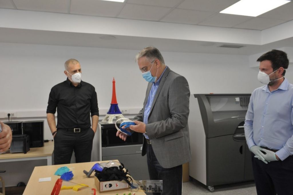 Θεοδωρικάκος – Μώραλης στο Blue Lab που κατασκευάζει προστατευτικές ασπίδες προσώπου