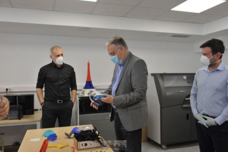 Θεοδωρικάκος – Μώραλης στο Blue Lab που κατασκευάζει προστατευτικές ασπίδες προσώπου