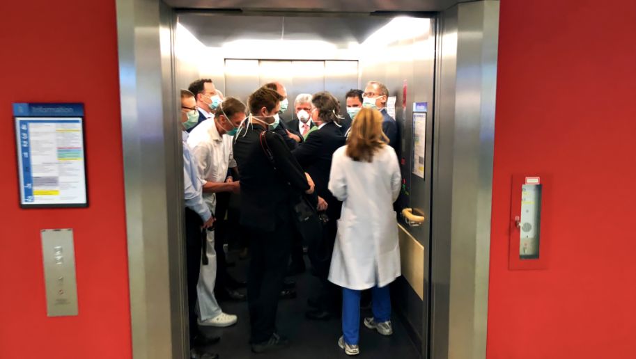 Γερμανία: Σε ασανσέρ μαζί με άλλους 13 πολιτικούς ο υπουργός Υγείας – Σάλος στο twitter