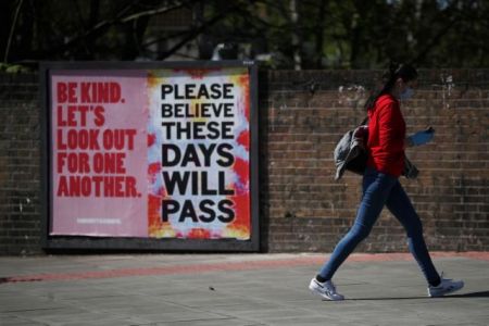 Δέσμιοι του κορωνοϊού πολίτες, κοινωνίες οικονομίες – Αγγίζουν τα 2 εκατ. τα κρούσματα – Αγώνας δρόμου για το εμβόλιο