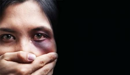 «Καμία Ανοχή»: Το «Μένουμε σπίτι» για τις κακοποιημένες γυναίκες δεν είναι ασφαλές