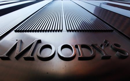 Moody’s: Υποβαθμίζει το outlook των ελληνικών τραπεζών – Καμπανάκι για κόκκινα δάνεια