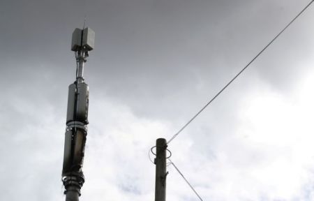Εφθασαν και στη Βρετανία οι «θεωρίες συνωμοσίας»: Μπαράζ επιθέσεων σε κεραίες 5G