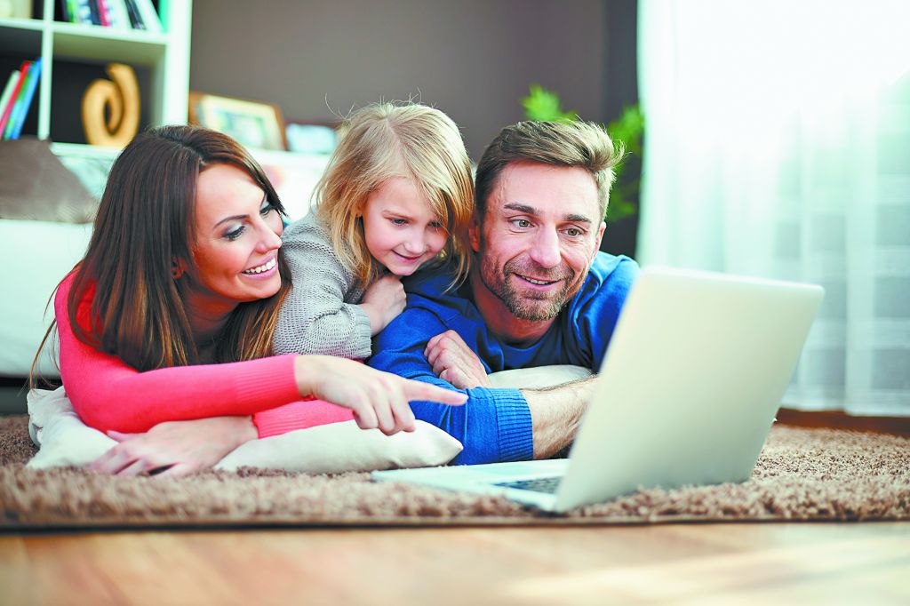 Κολλημένοι στην οθόνη με τα παιδιά – Πλατφόρμες πολιτισμού για οικογενειακά… ταξίδια