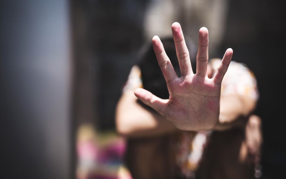 Ενδοοικογενειακή βία στην εποχή του κορωνοϊού: Τι πρέπει να κάνουν τα θύματα