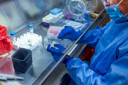 Ανάπτυξη μοριακών τεστ και τεστ αντισωμάτων – Στη μάχη κατά του κορωνοϊού έλληνες ερευνητές