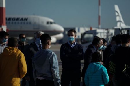 Εφυγαν για Γερμανία 50 ανήλικοι πρόσφυγες – Στο αεροδρόμιο ο Κυρ. Μητσοτάκης
