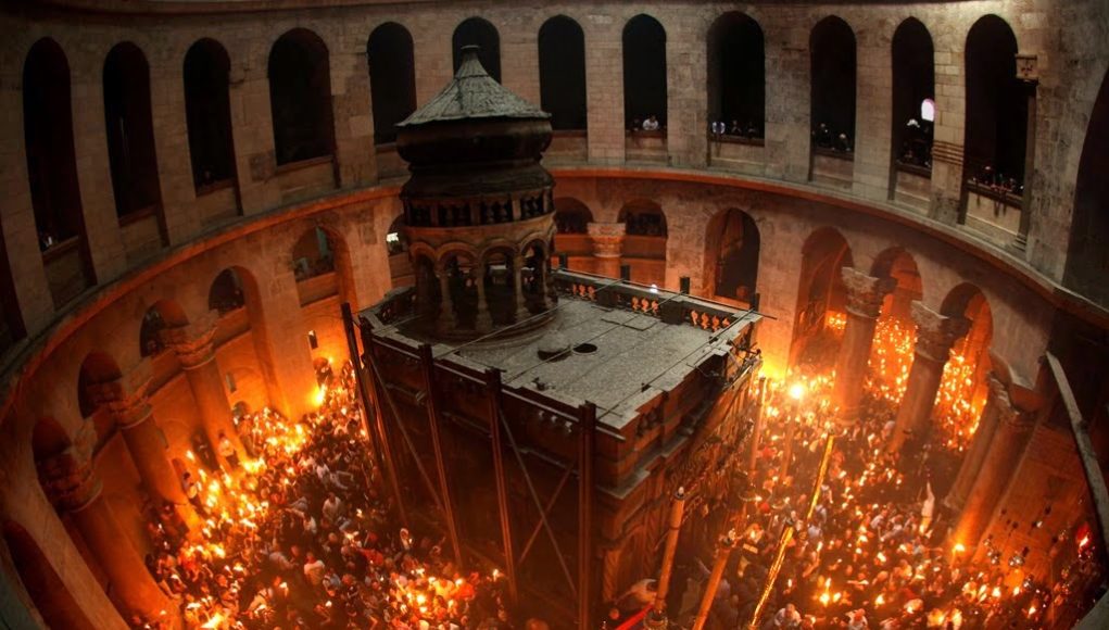 Άναψε το Αγιο Φως στον Πανάγιο Τάφο  – Στην Αθήνα στις 6