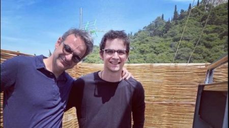 Το Πάσχα του Κυριάκου Μητσοτάκη στο μπαλκόνι του