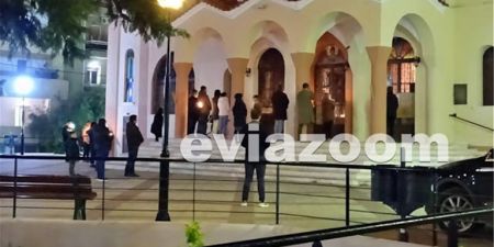 Πιστοί στη Χαλκίδα συγκεντρώθηκαν έξω από εκκλησία αδιαφορώντας για τα μέτρα προστασίας