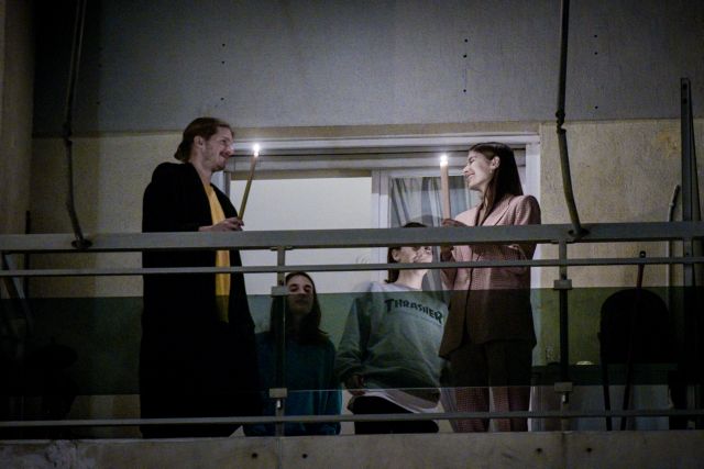 Ανάσταση στα μπαλκόνια στις γειτονιές της Αθήνας –Βίντεο από drone