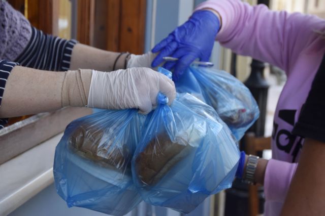 Κορωνοϊός:  50.000 μερίδες φαγητό σε ευπαθείς ομάδες