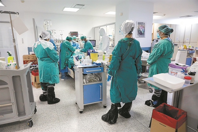 Η πανδημία «χτυπάει» και πάλι κόκκινο