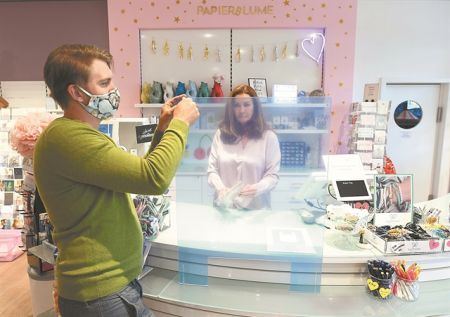 Μπίζνες με τις ασπίδες κατά του κορωνοϊού