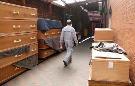 Ο κορωνοϊός σφυροκοπά τη Βρετανία: 873 νεκροί σε ένα 24ωρο