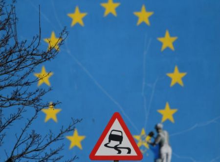 Η Ενωση έχει το «εμβόλιο», αλλά το κρατά στις αποθήκες