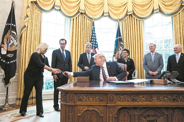 «Εκκαθάριση» με σφραγίδα Τραμπ