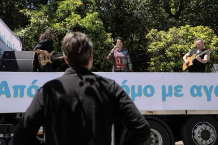 Μια μουσική ανάσα για τον πρωθυπουργό από την Άλκηστη Πρωτοψάλτη