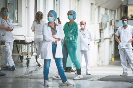 Το προσωπικό του ΕΣΥ στα βαρέα και ανθυγιεινά