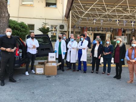 Γιάννης Μώραλης: Παρέδωσε υγειονομικό υλικό στο Τζάνειο Νοσοκομείο