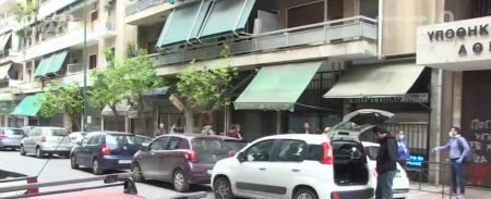 Μεγάλες οι ουρές στο υποθηκοφυλακείο Αθηνών – Θερμομετρούνται οι πολίτες