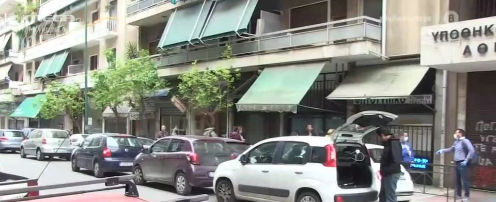 Μεγάλες οι ουρές στο υποθηκοφυλακείο Αθηνών – Θερμομετρούνται οι πολίτες