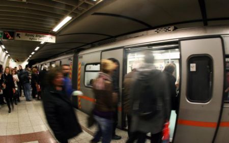 «Βοηθοί επιβατών» σε 45 σταθμούς του μετρό