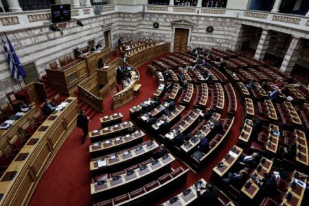 Κορωνοϊός: Η μάχη των πολιτικών αρχηγών στη Βουλή για την επιστροφή στην κανονικότητα(live)