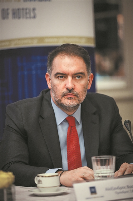 «Το στοίχημα είναι να μείνει το κεφάλι πάνω από το νερό…»