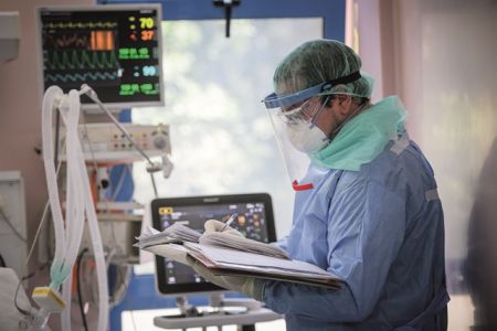 Με κοινωνική ευθύνη και πολλαπλές δράσεις στη μάχη κατά του κορωνοϊού