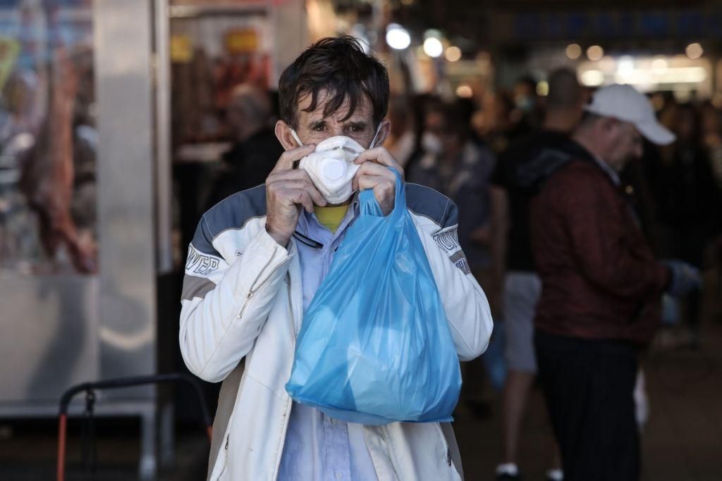 Πέτσας: Μόνο το προσωπικό των σούπερ μάρκετ θα πρέπει να φοράει μάσκες