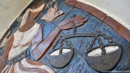 Κορωνοϊός: μετά τους γιατρούς έρχονται οι …δικηγόροι