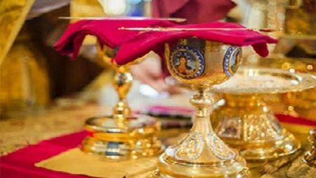 Ιερέας έκρυβε το Άγιο Δισκοπότηρο και κοινώνησε πιστούς εν μέσω πανδημίας