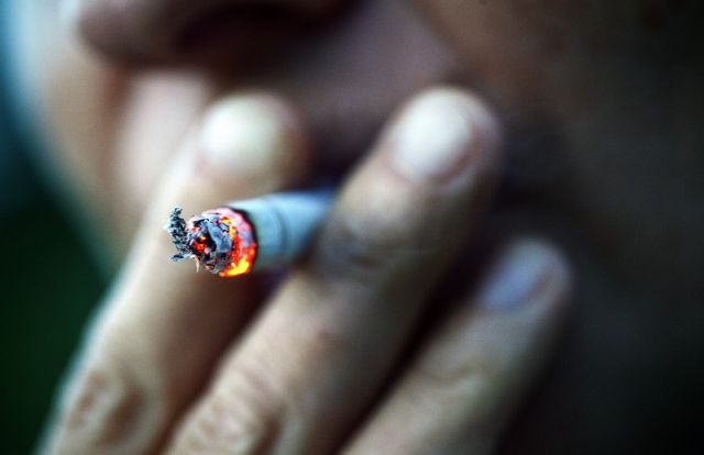 Κορωνοϊός: Γιατί οι καπνιστές είναι λιγότερο πιθανό να νοσήσουν βαριά | tovima.gr